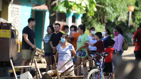 Los vecinos que lograron sobrevevir estuvieron pendientes de los atrapados. 
Foto de El Salvador Times.