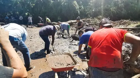 Sin distinción, mujeres y hombres colaboraron para remover los escombros. Foto de El Salvador Times.