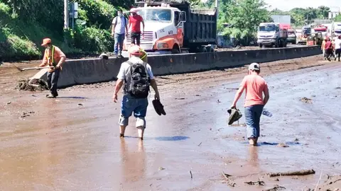 El lodo llegó hasta la carretera, razón por la cual el paso fue cerrado. Foto de El Salvador Times.