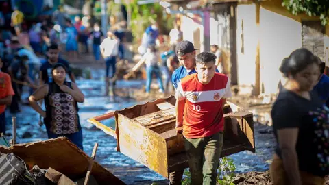 Unos lo perdieron todo, otros recuperan lo que pueden de sus casas. Foto de El Salvador Times.
