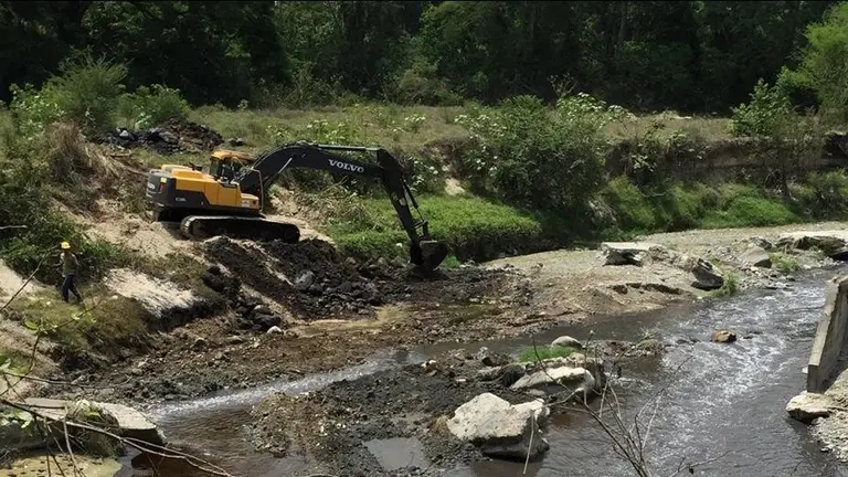 Se ha utilizado maquinaria pesada para controlar la situación.