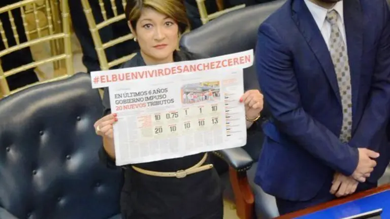 Diputada Karla Hernàndez en informe de labores del presidente.