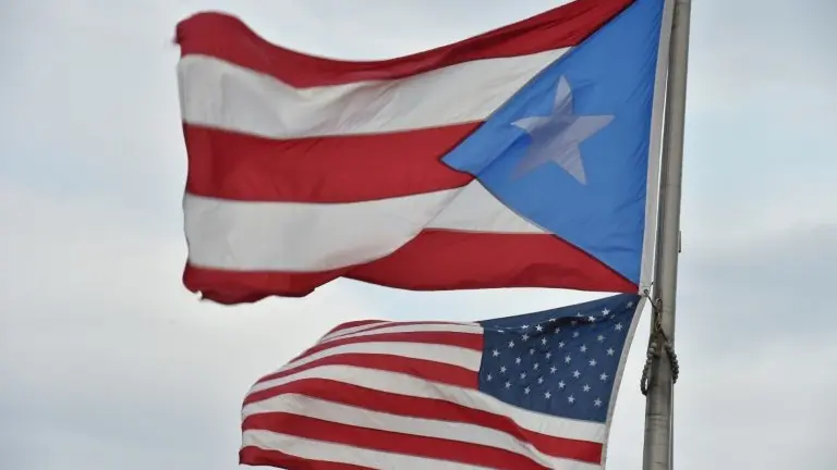 <p>Las banderas de EEUU y Puerto Rico el 8 de febrero de 2015 en San Juan de Puerto Rico</p>