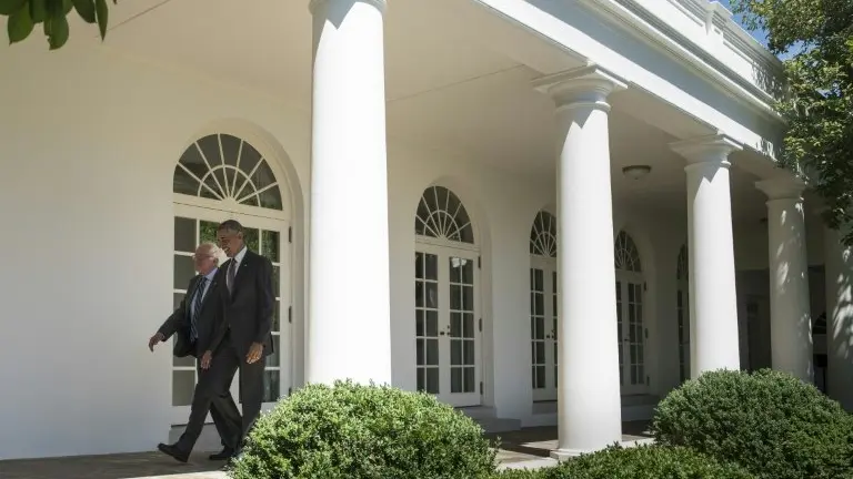 <p>El presidente de EEUU, Barack Obama (d), y el aspirante demócrata a candidato a sucederlo Bernie Sanders se encaminan al Despacho Oval, en la Casa Blanca, en Washington, el 9 de junio de 2016</p>