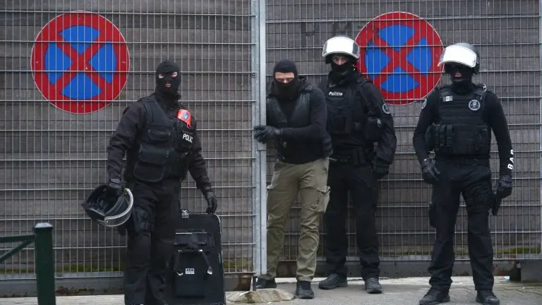 <p>Policías belgas durante una operación llevada a cabo en el distrito de Molenbeek-Saint-Jean, el pasado 18 de marzo en Bruselas</p>