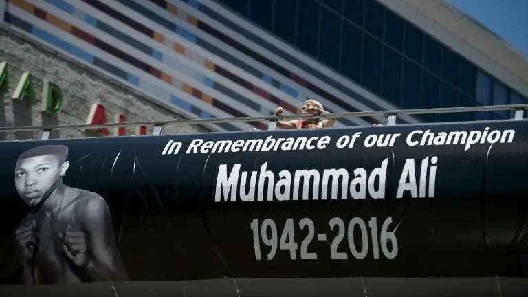 <p>Una mujer pasa por el puente peatonal del Centro Mohamed Alí, el 9 de junio de 2016 en Louisville, en el estado de Kentucky, EEUU</p>