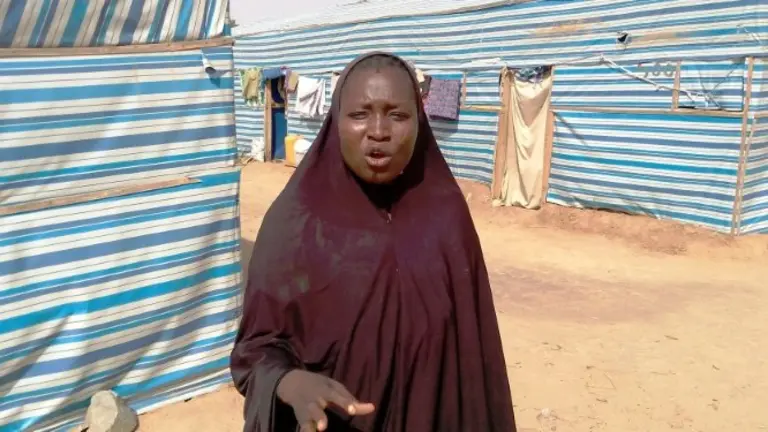 <p>La desplazada Aisha Bala habla junto a unas tiendas en el campo de refugiados cerca de Maiduguri, Nigeria, el 19 de mayo de 2016</p>