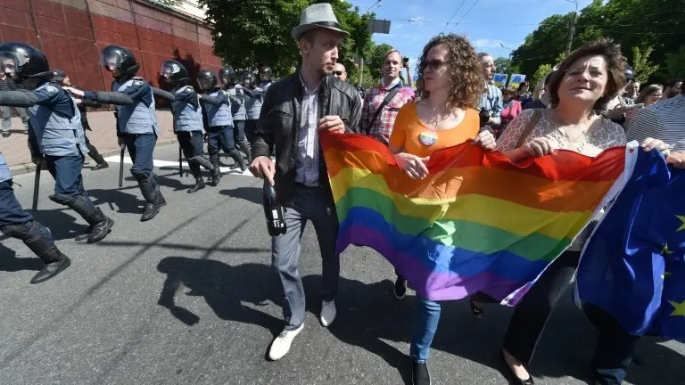 <p>Miembros de la comunidad LGTB ucraniana desfilando por el día del 'Orgullo Gay' en Kiev el 12 de junio de 2016</p>