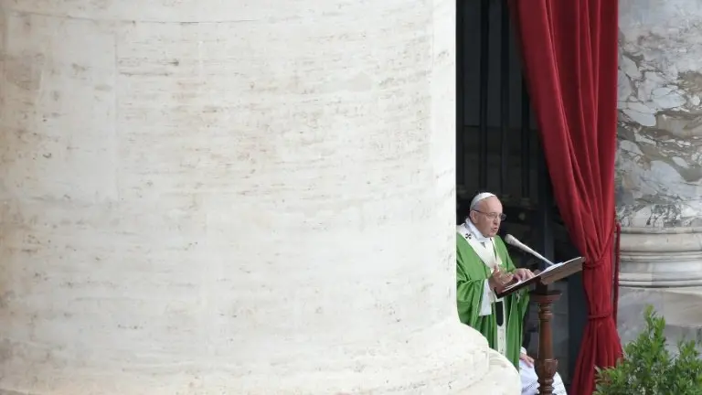 <p>El papa Francisco dando un discurso para los enfermos y discapacitados que acudieron a escucharle en la misa especial que impartió dentro del año del Jubileo, en la plaza San Pedro del Vaticano, el 12 de junio de 2016</p>
