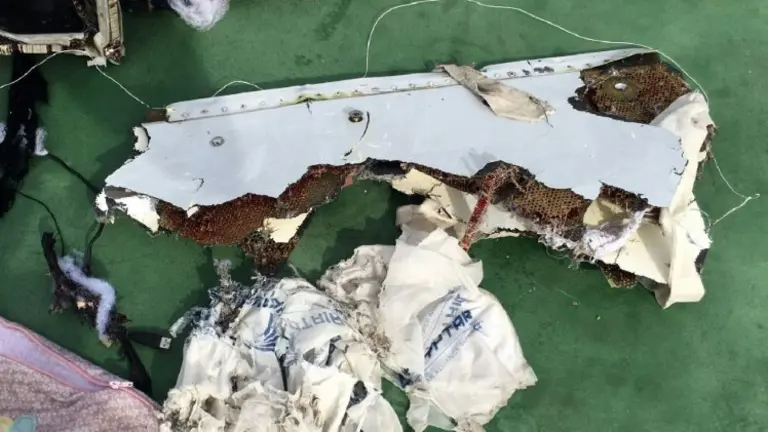 <p>Presuntos restos del avión de EgyptAir que cayó al Mediterráneo el 19 de mayo de 2016, en una fotografía tomada en un lugar no identificado y subida a la página de Facebook del portavoz militar egipcio el 21 de mayo</p>
