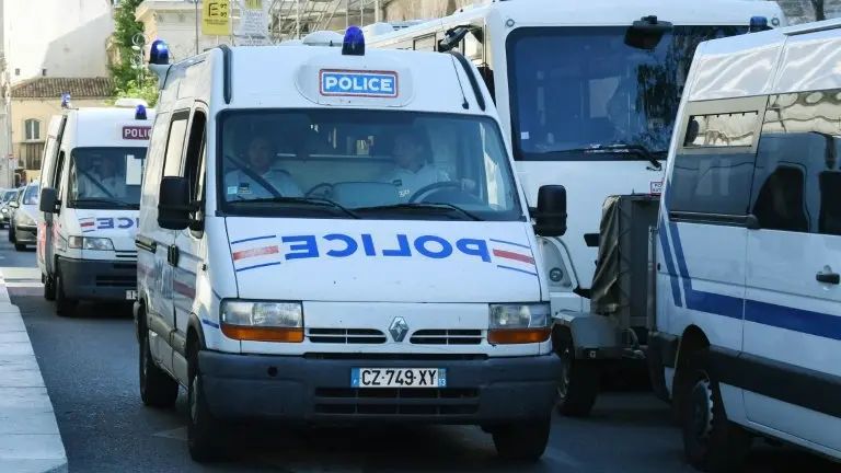 <p>Dos coches de policía, con aficionados rusos arrestados, llegan a una comisaría de Marsella, Francia, el 14 de junio de 2016</p>