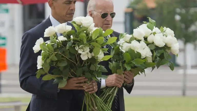 <p>El presidente de Estados Unidos, Barack Obama (I), y su vicepresidente, Joe Biden, depositan unos ramos de flores en memoria de las víctimas del tiroteo en una discoteca gay de Orlando, Florida, el 16 de junio de 2016 en esta misma ciudad</p>