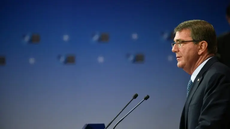 <p>El secretario de Defensa estadounidense, Ashton Carter, en una reunión de la OTAN en Bruselas, el 15 de junio de 2016</p>