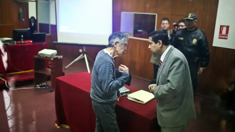 <p>El expresidente peruano Alberto Fujimori (1990-2000) comparece ante el juez el 7 de noviembre de 2013, en Lima</p>