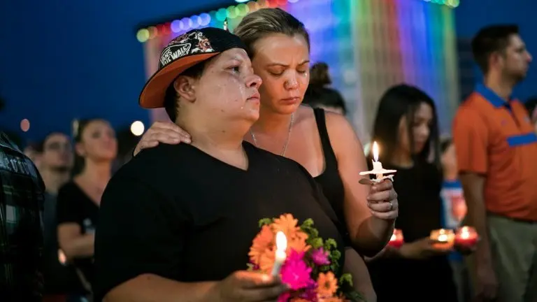 <p>Una pareja homosexual observa un minuto de silencio en memoria de las víctimas de la matanza en la discoteca Pulse, el 13 de junio de 2016 en Orlando (Florida, EEUU)</p>