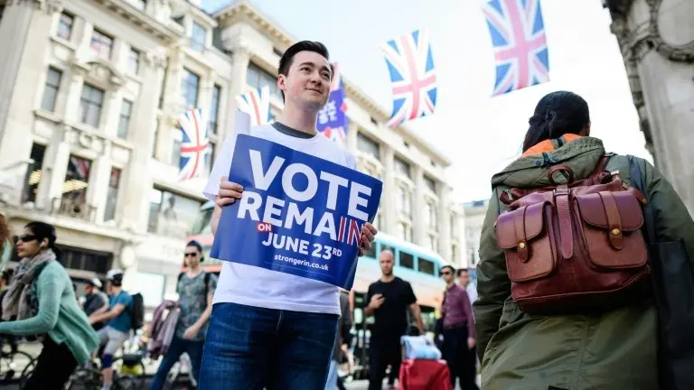 <p>Un joven hace campaña por la permanencia de Reino Unido en la Unión Europea el 21 de junio de 2016 en Londres</p>