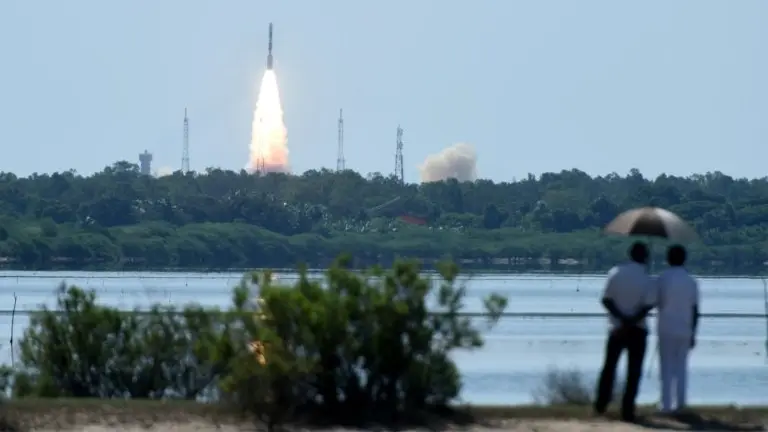 <p>Transeúntes observan el despegue de un cohete con veinte satélites desde la base de Sriharikota, India, el 22 de junio de 2016</p>