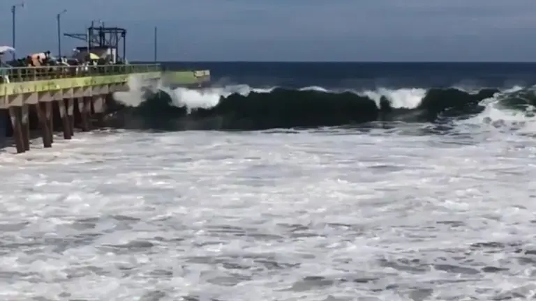 Olas grandes en muelle La Libertad