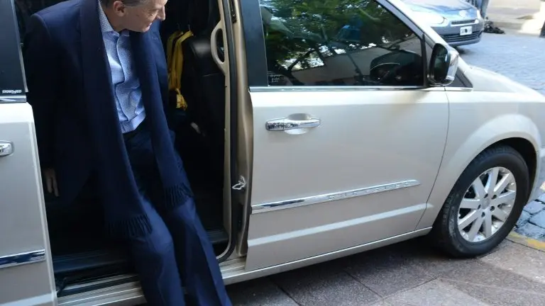 <p>El presidente argentino Mauricio Macri el 23 de junio de 2016 al abandonar la clínica donde fue operado de la rodilla</p>