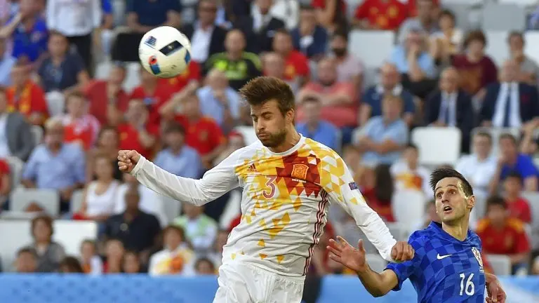 <p>El defensa español Gerard Piqué (I) cabecea el balón durante el partido frente a Croacia por la Eurocopa-2016, jugado el 21 de junio de 2016 en Burdeos</p>
