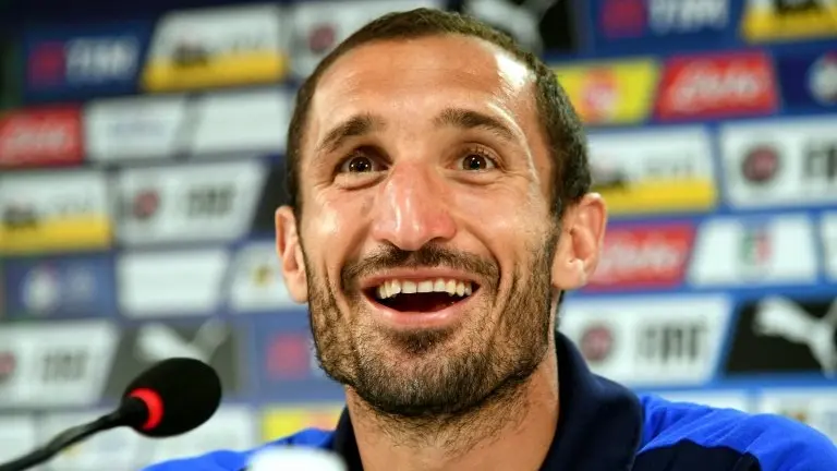 <p>El defensor central italiano Giorgio Chiellini ofrece una conferencia de prensa previa al partido de octavos de final de la Eurocopa-2016 frente a España, el 24 de junio de 2016 en Montpellier</p>