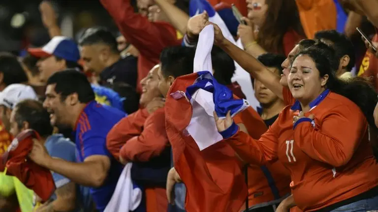 <p>Chilenos celebran la victoria de su seleccionado ante Colombia durante la Copa América Centenario, el 22 de junio de 2016 en Chicago, en Estados Unidos</p>