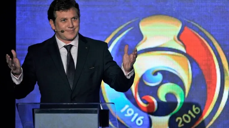 <p>El presidente de la Conmebol Alejandro Domínguez durante la ceremonia de presentación del trofeo de la Copa América Centenario, el 28 de abril de 2016, en Bogotá</p>