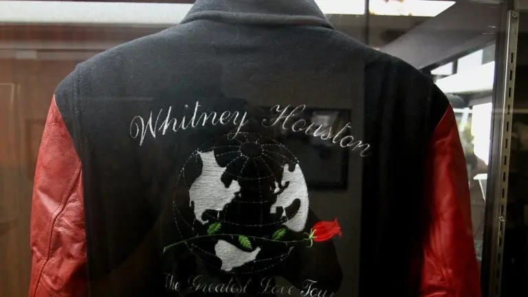 <p>Una chaqueta de la cantante Whitney Houston es exhibida días antes de la subasta de sus objetos personales el 22 de junio de 2016 en Beverly Hills</p>