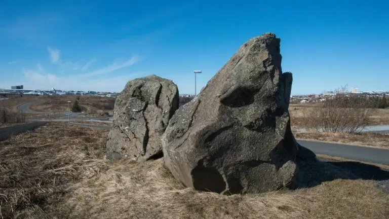 <p>Una roca, en la que viven elfos, el 22 de abril de 2016 en Reikiavik. Desde el principio de los tiempos los elfos han formado parte de la tradición de Islandia, pero los islandeses aseguran su aparición regular</p>
