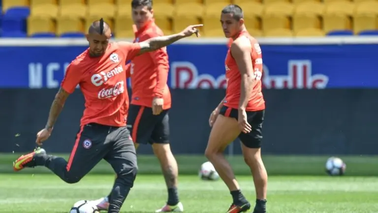 <p>El chileno Arturo Vidal (I) patea un balón cerca de sus compañeros Alexis Sánchez (D) y Enzo Roco, el 24 de junio de 2016, en Nueva Jersey, en Estados Unidos</p>