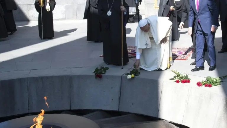 <p>El papa Francisco deposita una flor ante la llama eterna del Memorial del Genocidio de Tzitzernakaberd, este sábado 25 de junio en Ereván, la capital armenia</p>