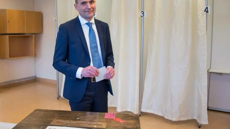 <p>El candidato presidencial Gudni Johannesson deposita su voto en Reikiavik, el 25 de junio de 2016</p>