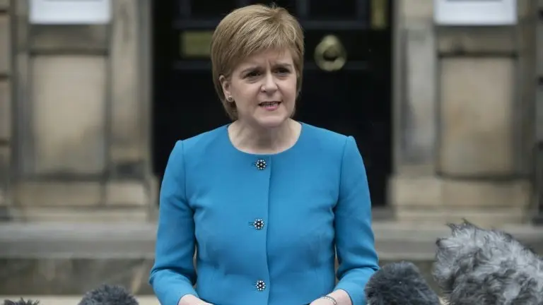 <p>Nicola Sturgeon comparece ante la prensa tras una reunión extraordinaria del Gobierno regional escocés sobre el Brexit, el sábado 25 de junio en Edimburgo</p>
