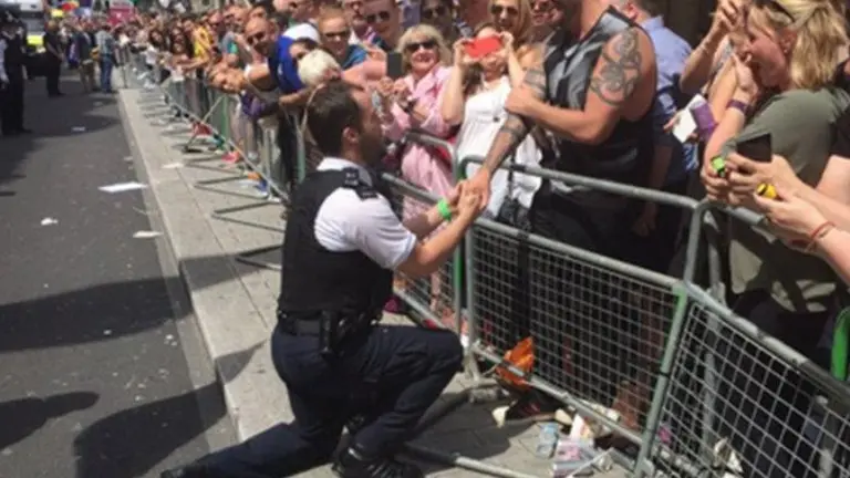 Policía inglés propone matrimonio