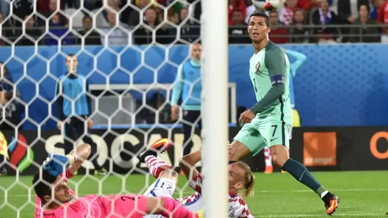<p>El jugador del seleccionado de fútbol de Portugal Cristiano Ronaldo durante un partido de la Eurocopa en Lens, en Francia, el 25 de junio de 2016</p>