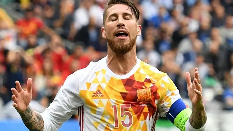 <p>Sergio Ramos se lamenta durante el partido España-Italia de los octavos de final de la Eurocopa, el lunes 27 de junio en el estadio de Saint Denis, cerca de París</p>