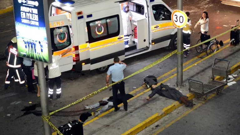 <p>Trabajadores de los servicios de emergencia asisten a los heridos tras un atentado suicida en el aeropuerto de Estambul el 28 de junio de 2016</p>