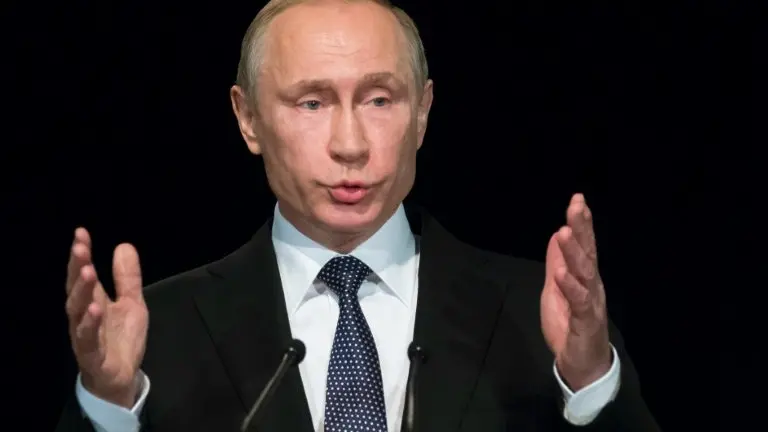 <p>Vladimir Putin se dirige a un grupo de estudiantes durante una visita a la Embajada de Alemania en Moscú, este miércoles 29 de junio</p>