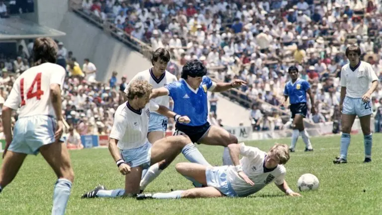 <p>El futbolista argentino Diego Maradona (c) dribla a tres ingleses en el partido de cuartos de final del Mundial de Fútbol de México el 22 de junio de 1986 en Ciudad de México</p>