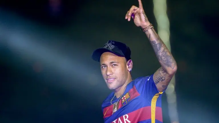 <p>El delantero del FC Barcelona Neymar saluda a la afición del Camp Nou el 23 de mayo de 2016, durante la celebración del título de la Copa del Rey</p>