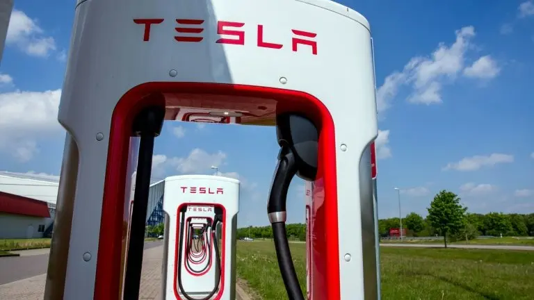 <p>Un puesto de carga de coches eléctricos Tesla en Wittenburg, Alemania, fotografiado el 18 de mayo de 2016</p>