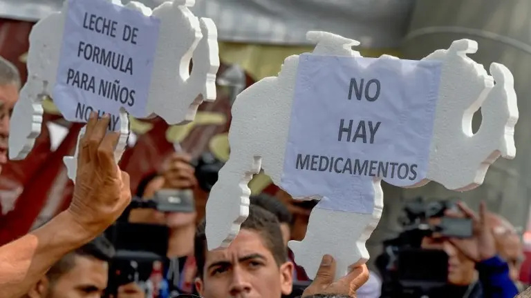 <p>Un grupo de ciudadanos venezolanos protesta por la falta de medicinas el 13 de abril de 2016 en Caracas</p>