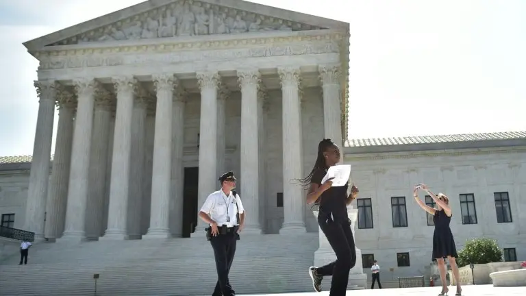 <p>Una periodista corre ante el Tribunal Supremo de Estados Unidos tras su decisión sobre el aborto, en Washington el 27 de junio de 2016</p>