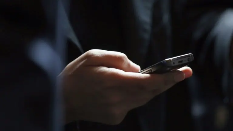 <p>Una persona sostiene un teléfono celular el 13 de julio de 2012 en París</p>