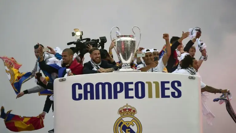 <p>Jugadores del Real Madrid celebrando la victoria en la final de la Liga de Campeones, el 29 de mayo de 2016 en un autobús descubierto que desfiló por el centro de Madrid</p>