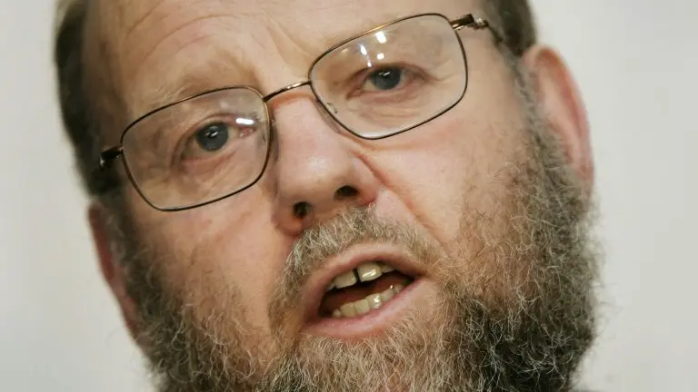 <p>El profesor británico Ian Wilmut, creador de la oveja Dolly, el 28 de septiembre de 2004 en una rueda de prensa en Londres</p>