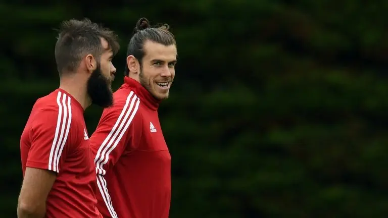 El centrocampista galés Joe Ledley (izq) y el delantero Gareth Bale en un entrenamiento con su selección en Dinard, noroeste de Francia, el 5 de julio de 2016