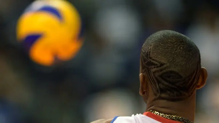 <p>Rolando Cepeda Abreu calienta con el balón antes del partido de clasificación para el torneo masculino de voleibol de los Juegos Olímpicos 2012 ante Alemania en Berlín, el 9 de junio de 2012.</p>