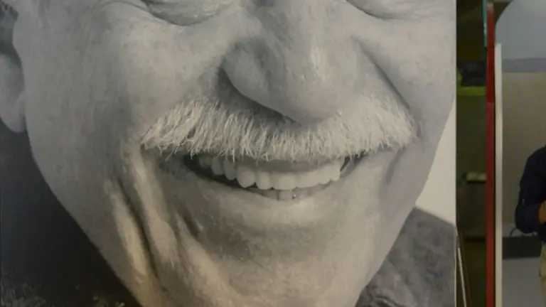 <p>Un cartel con la imagen del fallecido premio Nobel de Literatura colombiano Gabriel García Márquez desplegado en Medellín, el 30 de septiembre de 2014</p>