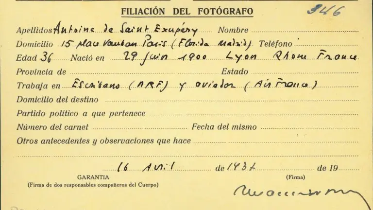 <p>La acreditación de prensa de Antoine de Saint-Exupéry hallada el 30 de junio de 2016 en el Centro Documental de la Memoria Histórica en Salamanca</p>